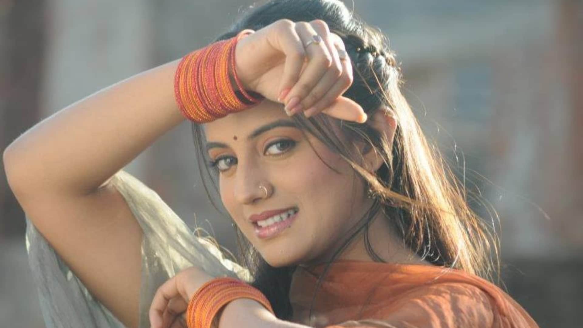 actress akshara singh now working with small stars of bhojpuri industry and monalisa husband actor vikrant