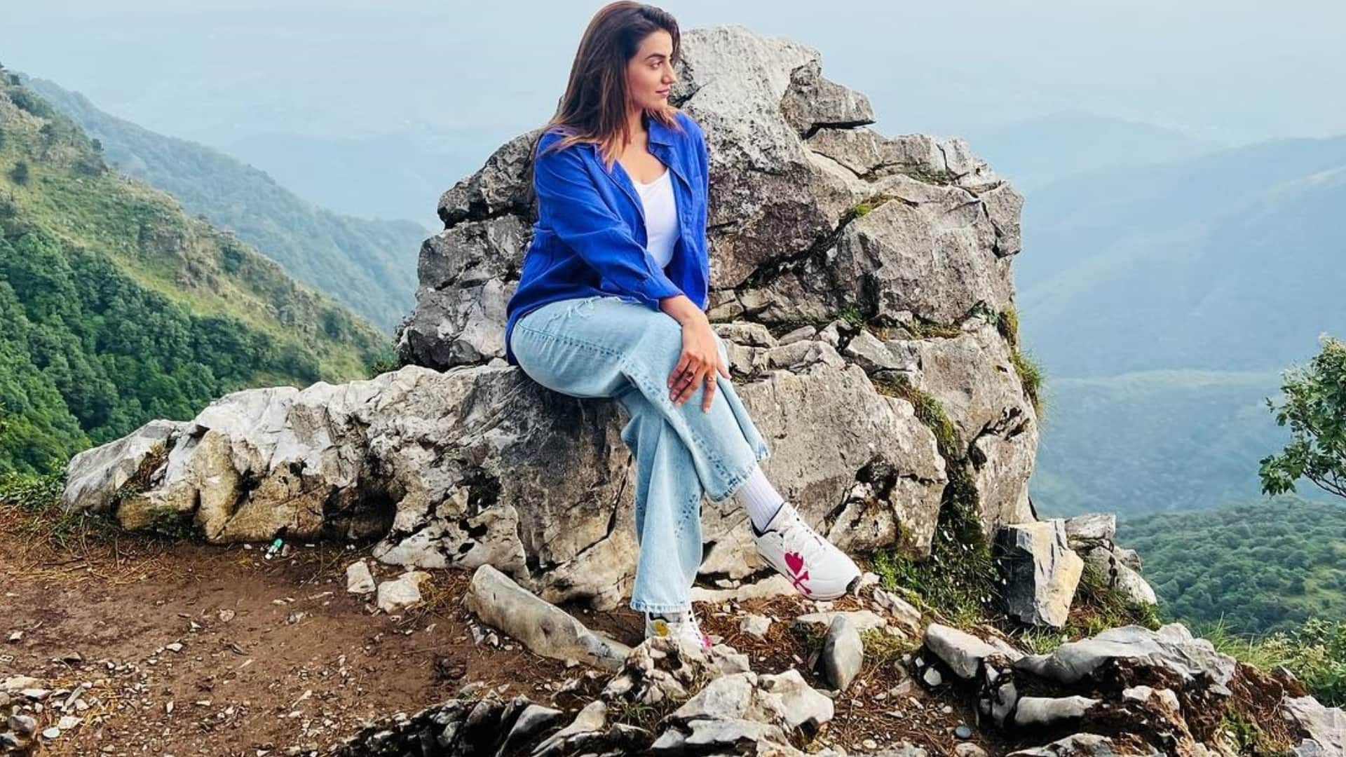 actress akshara singh now working with small stars of bhojpuri industry and monalisa husband actor vikrant