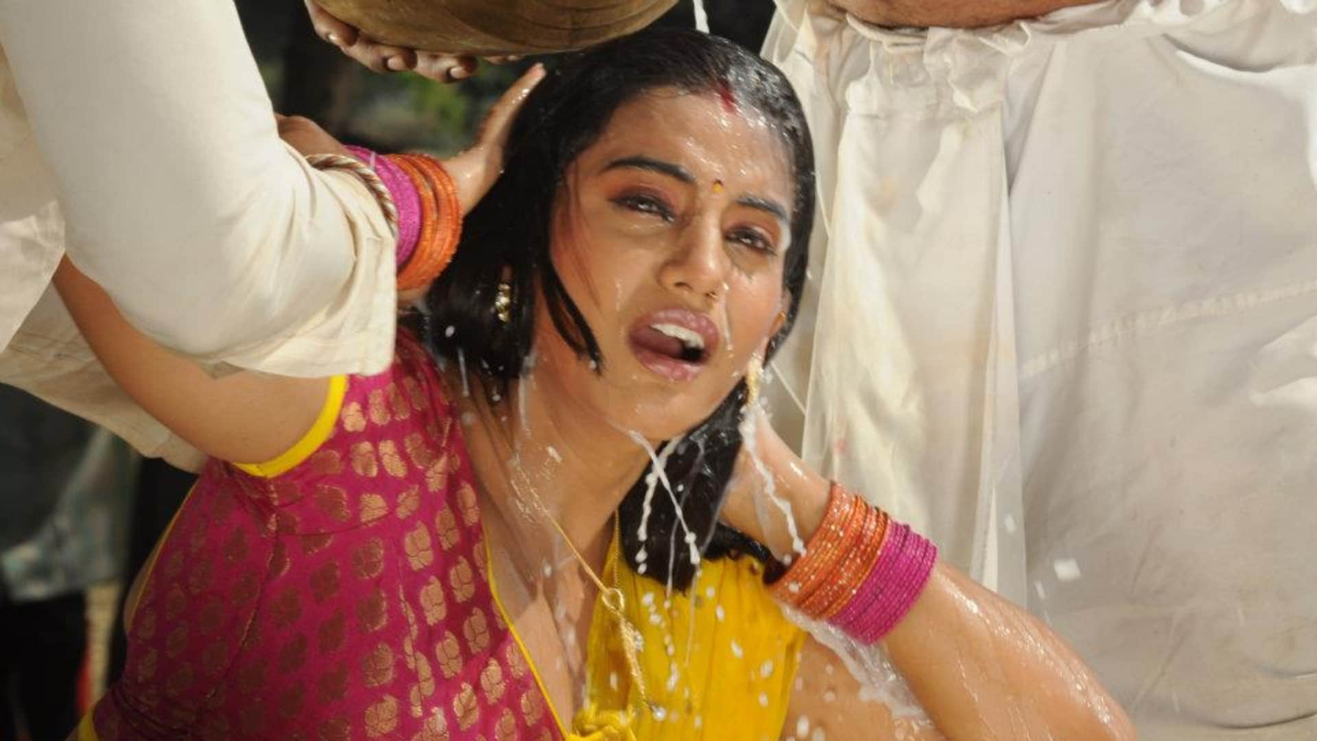 actress akshara singh now working with small stars of bhojpuri industry and monalisa husband actor vikrant