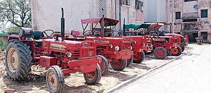 Meerut: Criminal gang cheated Farmers, took 45 tractors on rent and then sold