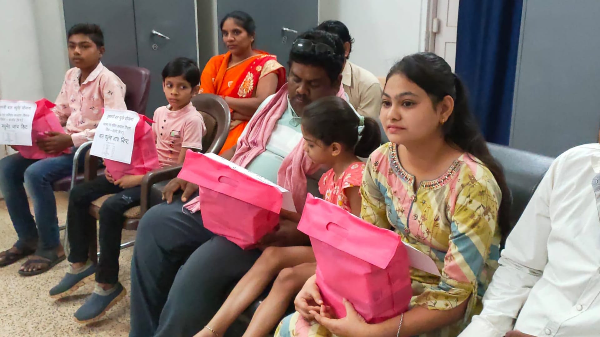 मधुमेह पीड़ित बच्चों को वितरित की गई किट।