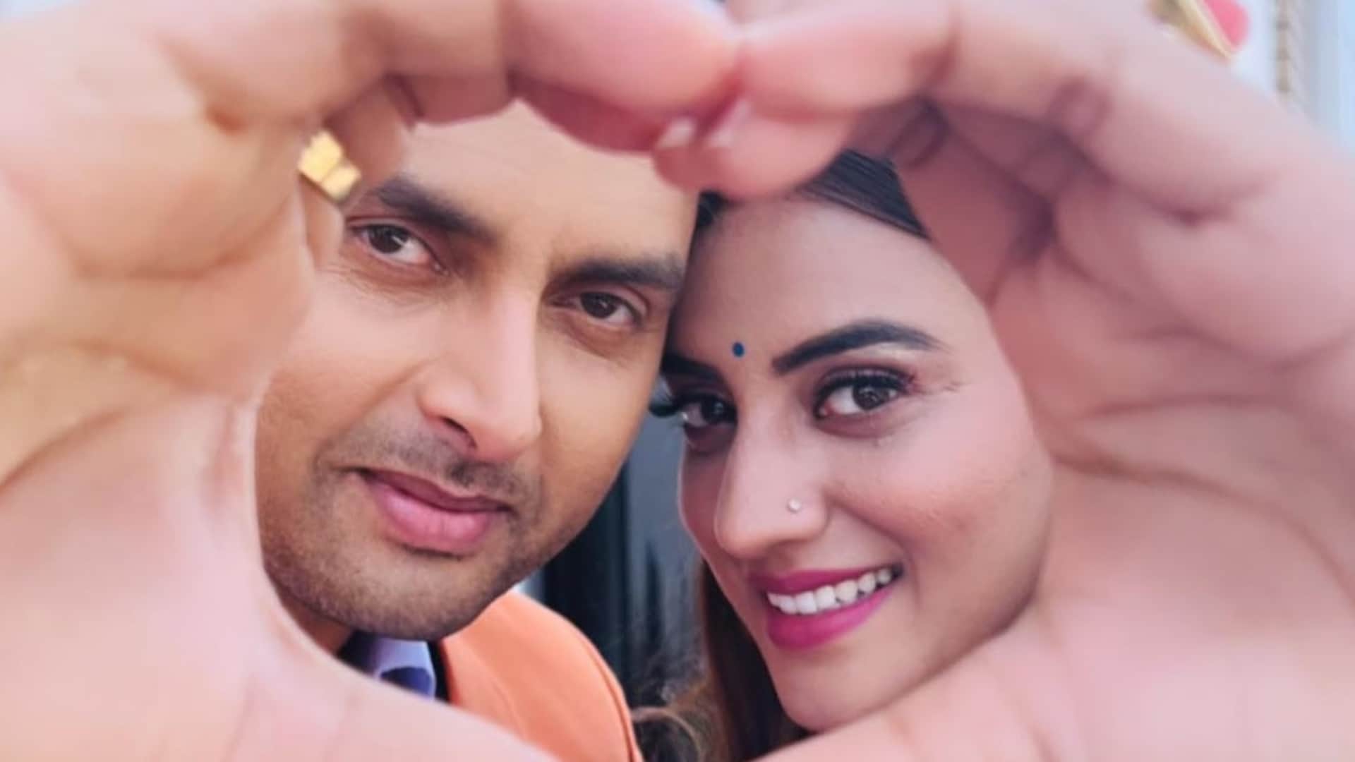 actress akshara singh now working with small stars of bhojpuri industry and monalisa husband actor vikrant