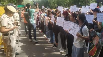 गृहमंत्री के आवास के बाहर प्रदर्शन।