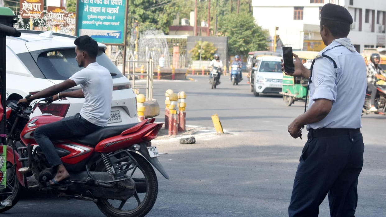 home guard takes photo understand that your challan has been cut in Gorakhpur