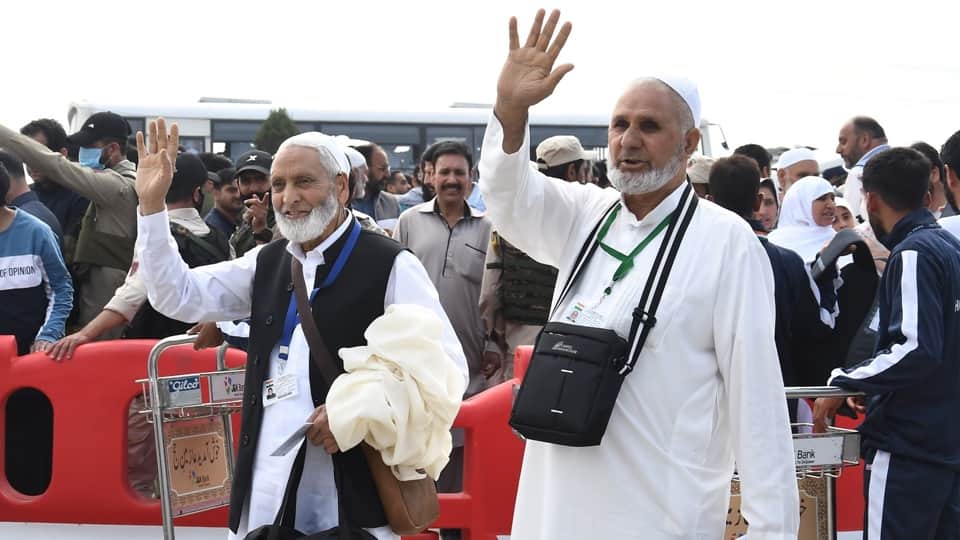 Haj yatra 2023: First batch of 630 Haj pilgrims leave for Saudi Arabia from Srinagar jammu kashmir