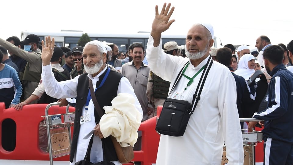 Haj yatra 2023: First batch of 630 Haj pilgrims leave for Saudi Arabia from Srinagar jammu kashmir