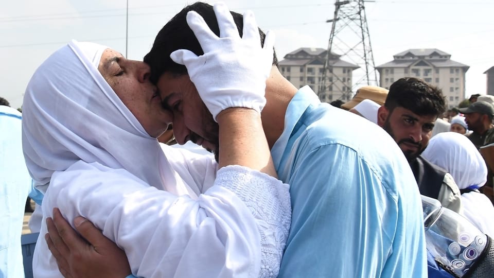Haj yatra 2023: First batch of 630 Haj pilgrims leave for Saudi Arabia from Srinagar jammu kashmir