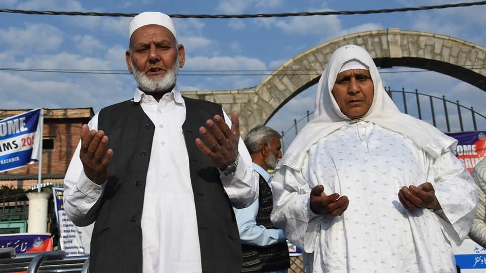 Haj yatra 2023: First batch of 630 Haj pilgrims leave for Saudi Arabia from Srinagar jammu kashmir