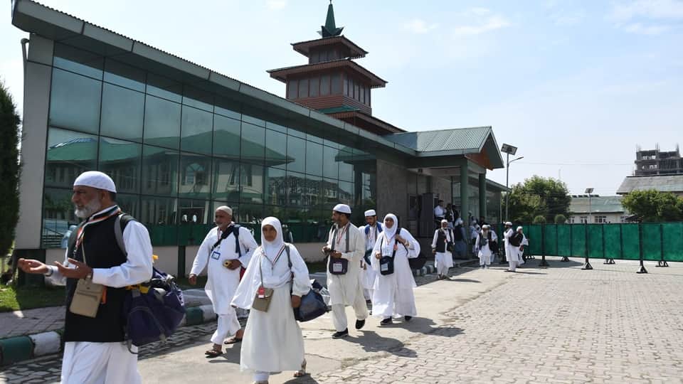 Haj yatra 2023: First batch of 630 Haj pilgrims leave for Saudi Arabia from Srinagar jammu kashmir
