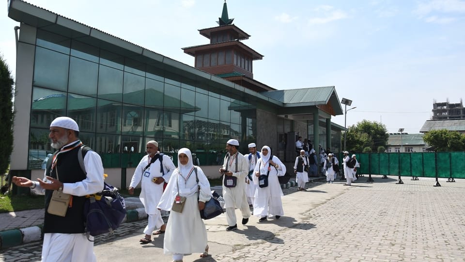 Haj yatra 2023: First batch of 630 Haj pilgrims leave for Saudi Arabia from Srinagar jammu kashmir