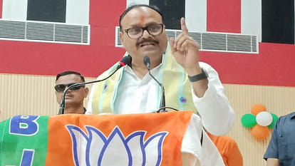 Ghosi By Election: मतदान से पहले डिप्टी सीएम ब्रजेश पाठक का सपा पर आरोप, सपा प्रत्याशी के बेटे पर कह दी ये बात Ghosi By Election: Deputy CM Brajesh Pathak's allegation on SP before voting, said this on SP candidate's son