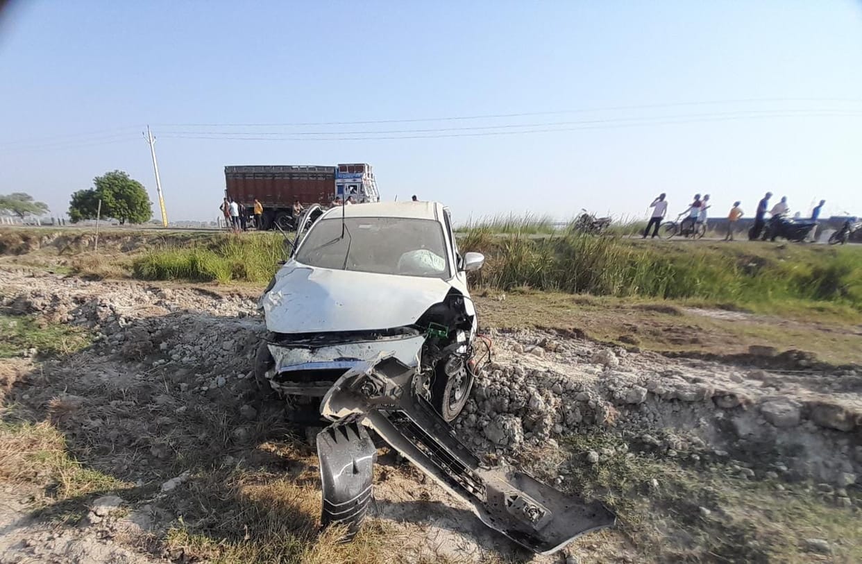Kanpur Accident, Uncontrolled car dives in the air  then overturned in the khanti, two friends died