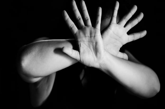 Relationship embarrassed, minor daughter accuses father, obscene acts by suppressing mouth