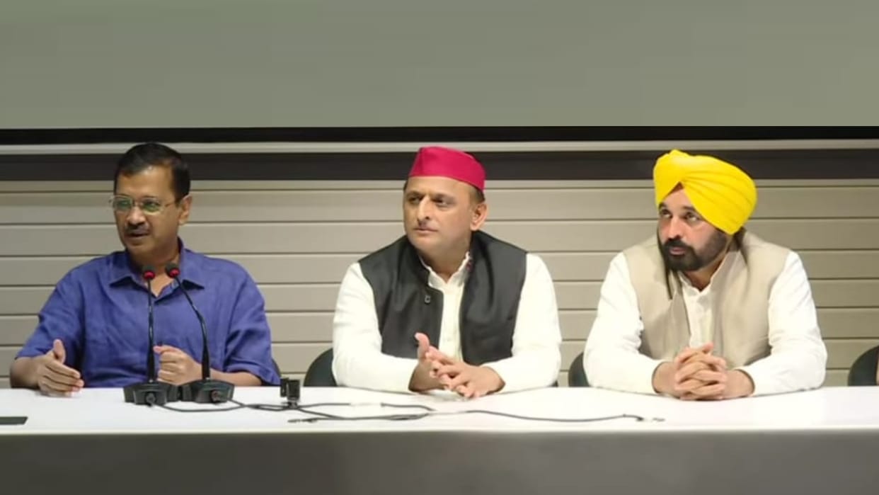 Akhilesh Yadav and Delhi CM Arvind Kejriwal meet in Lucknow.