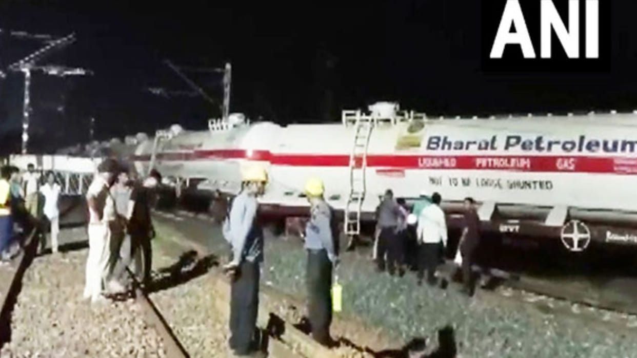 Goods Train Derail: Two coaches of goods train carrying LPG derailed, accident near Shahpura Bhitoni