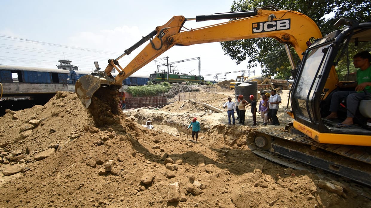 Electricity Department dug near the pillar of the High Court new bridge, officials unaware