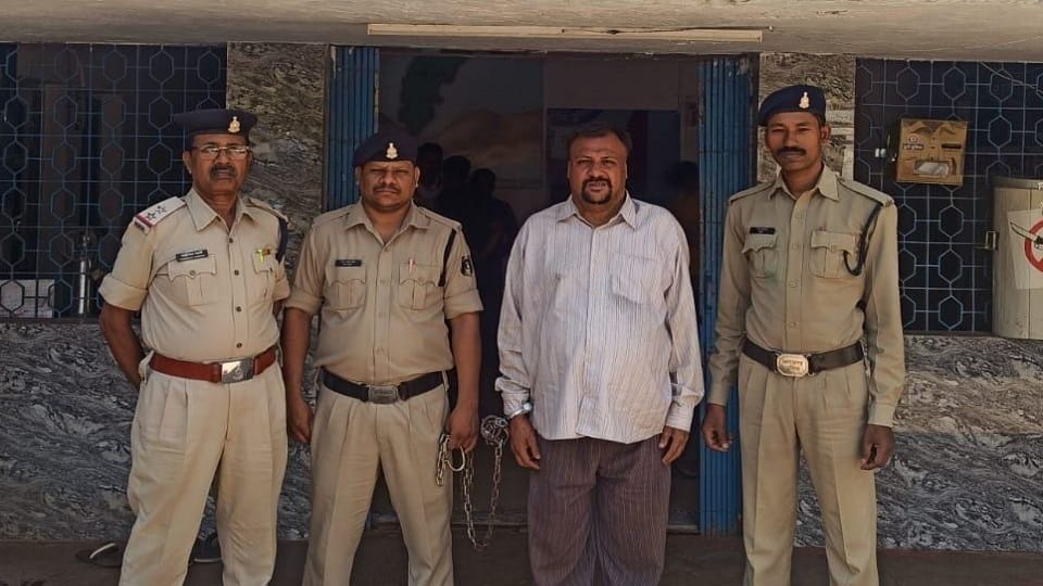 पुलिस ने ठग को किया गिरफ्तार
