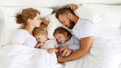 Parenting Tips Child Right Age To Sleep Alone And Parent Should Stop Sleeping With Kid in Hindi