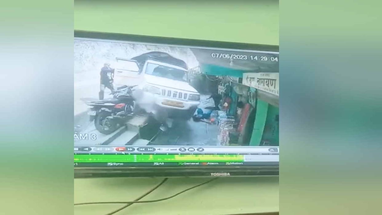 Uncontrolled jeep crush woman in Banjar, death while being taken to hospital, incident captured in CCTV