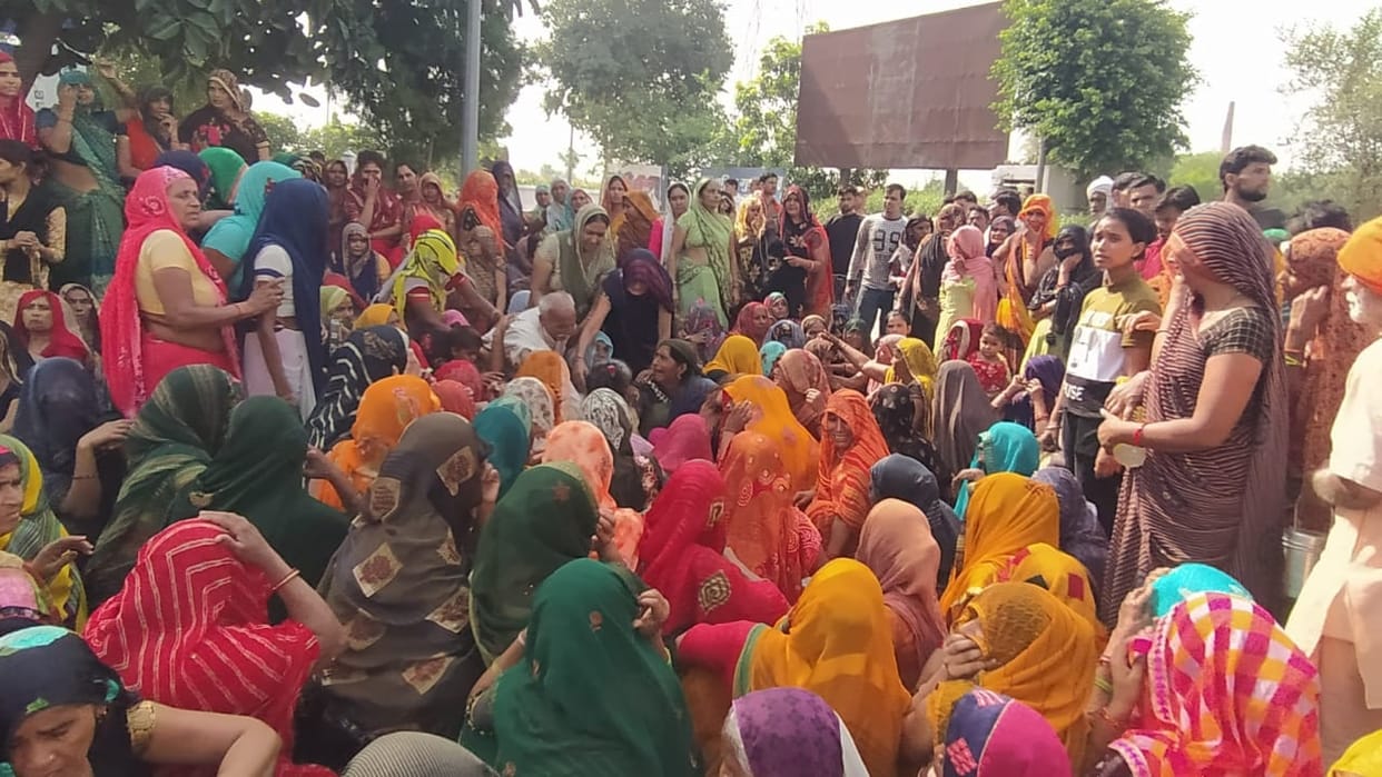 many farmers working in field died due to electrocution in Firozabad