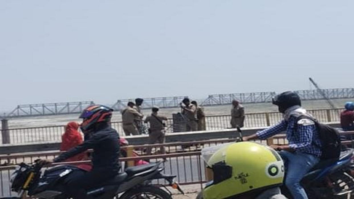 Dead body of youth found hanging from Shastri bridge