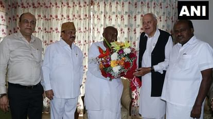 Former PM Deve Gowda met Farooq Abdullah today in Karnataka praised Railway Minister Vaishnav a day ago