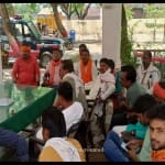 एफआईआर दर्ज कराने के लिए थाने पर बैठे विश्व हिंदू परिषद के लोग।