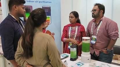 आई गार्डन एयर प्यूरीफायर को दीवार पर टांग भी सकते हैं।