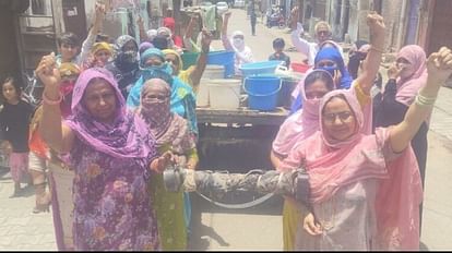 People are upset due to shortage of drinking water in Agra