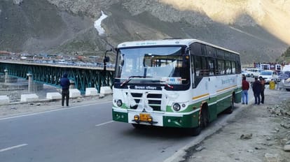 HRTC Leh Delhi bus started from keylong today first day 20 passengers travelled