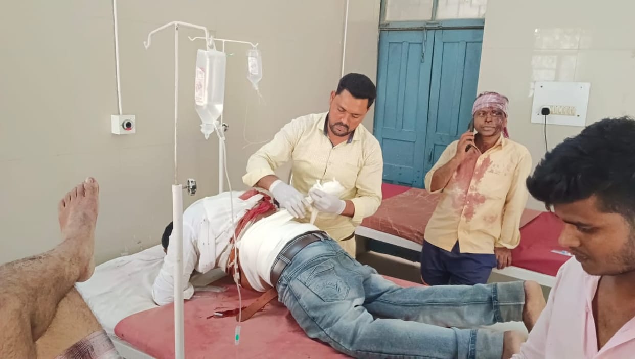 Jaunpur Crime: Bloody conflict between uncle and nephew over plucking mangoes, one killed by stabbing, four in