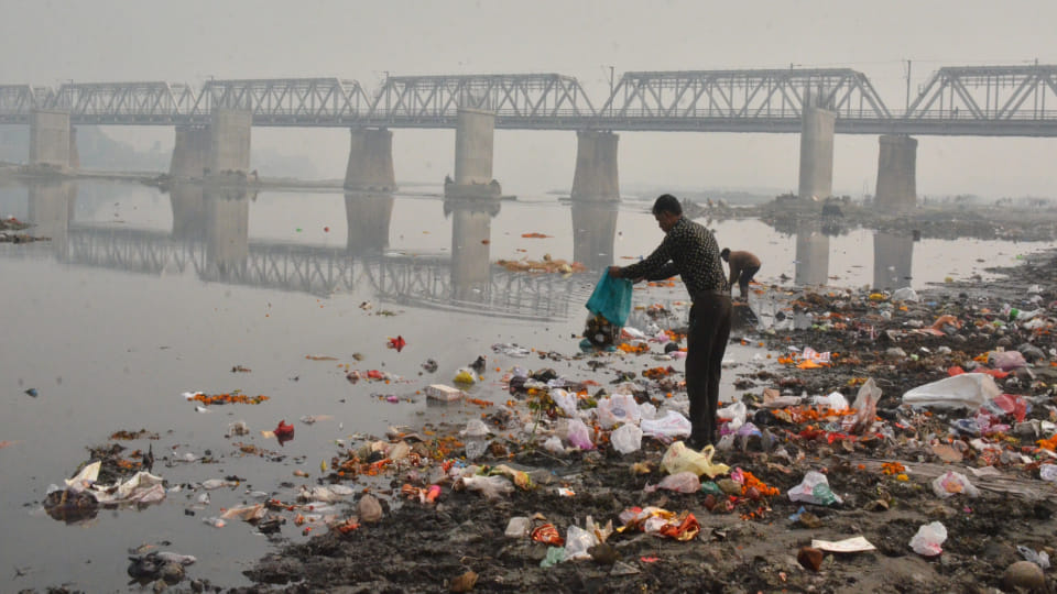 Municipal Corporation will charge fine if caught throwing garbage in Yamuna in Agra