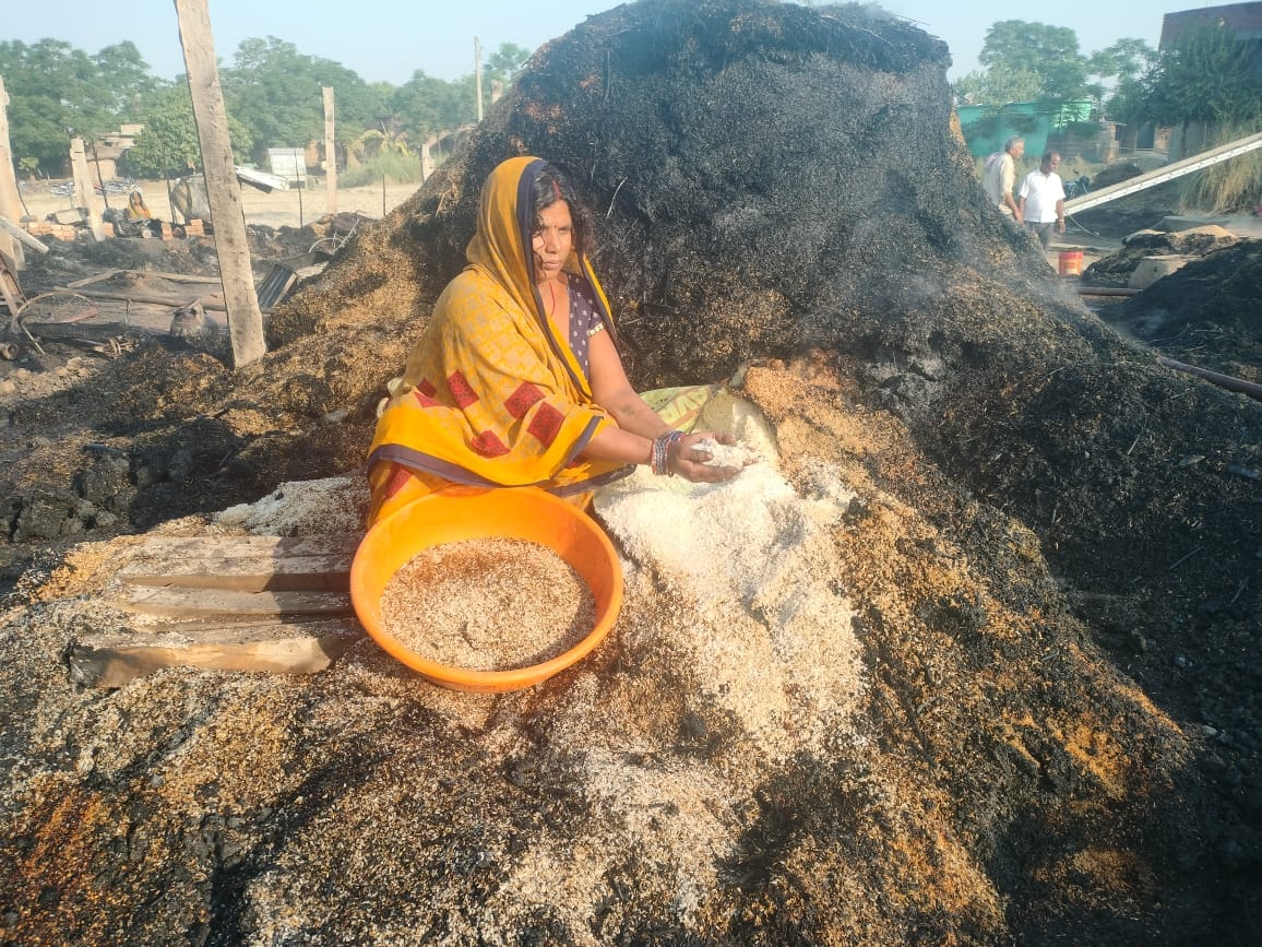 Ballia fire incident in pictures: someone is giving consolation to the crying and someone is picking rice from