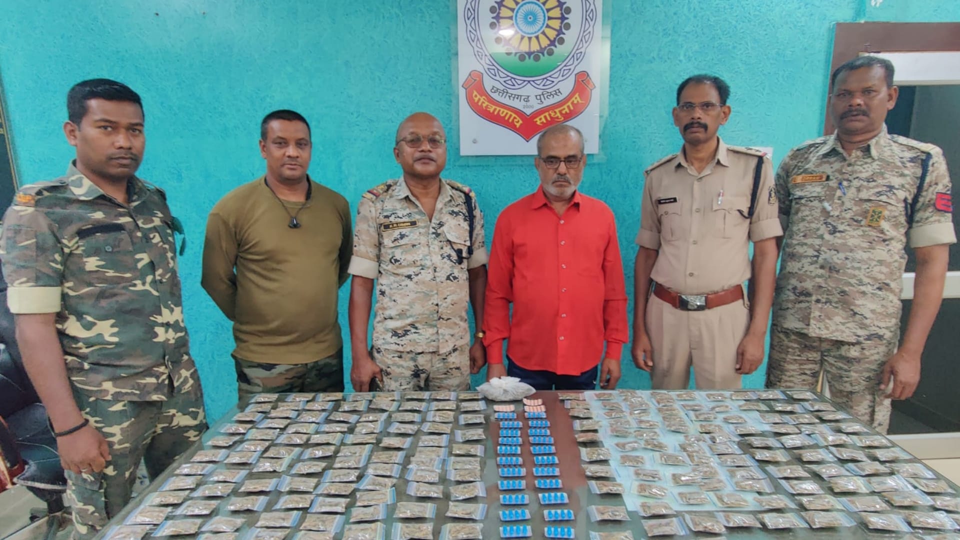 पुलिस गिरफ्त में आरोपी।