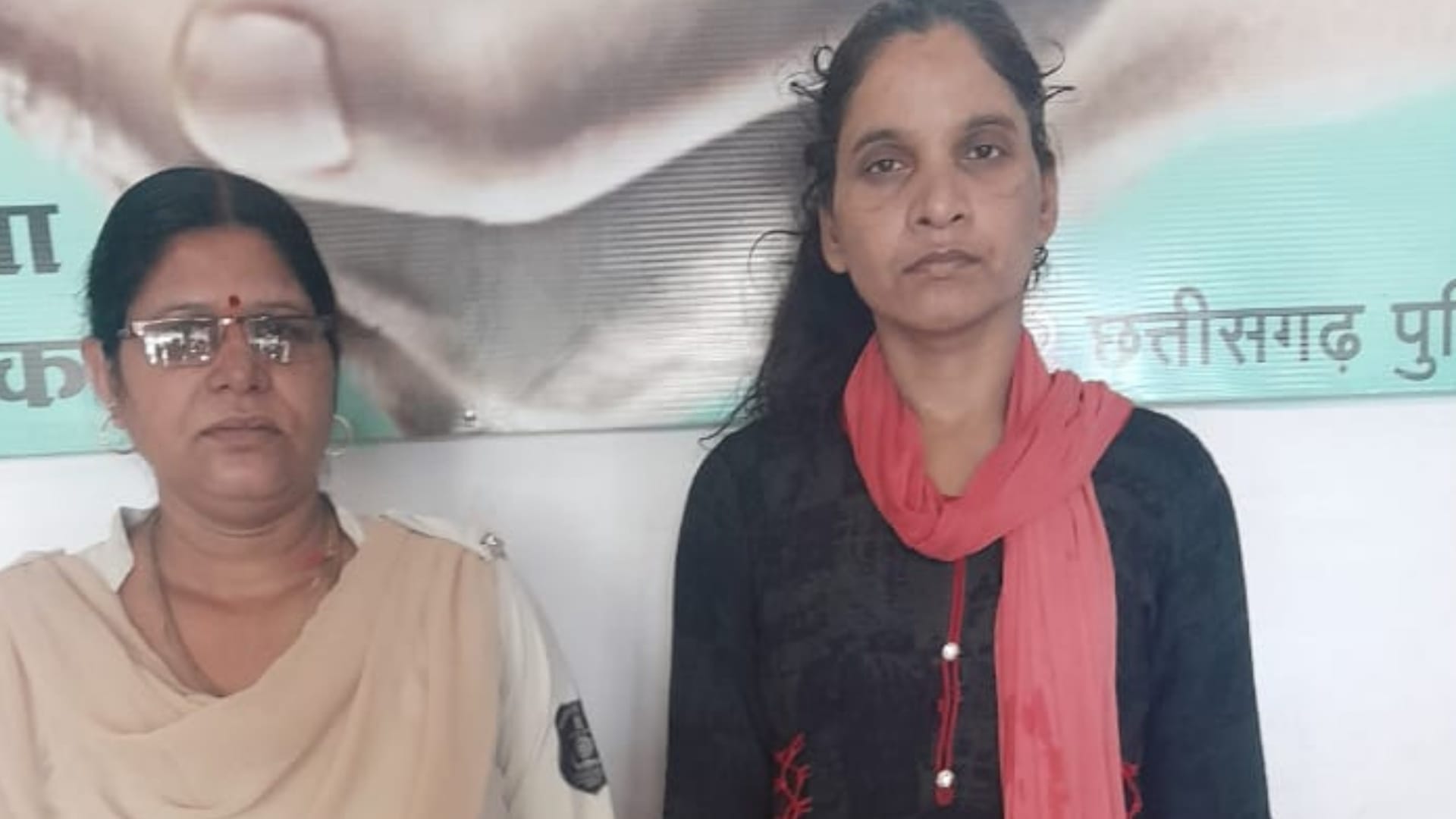 पुलिस गिरफ्त में आरोपी पत्नी।