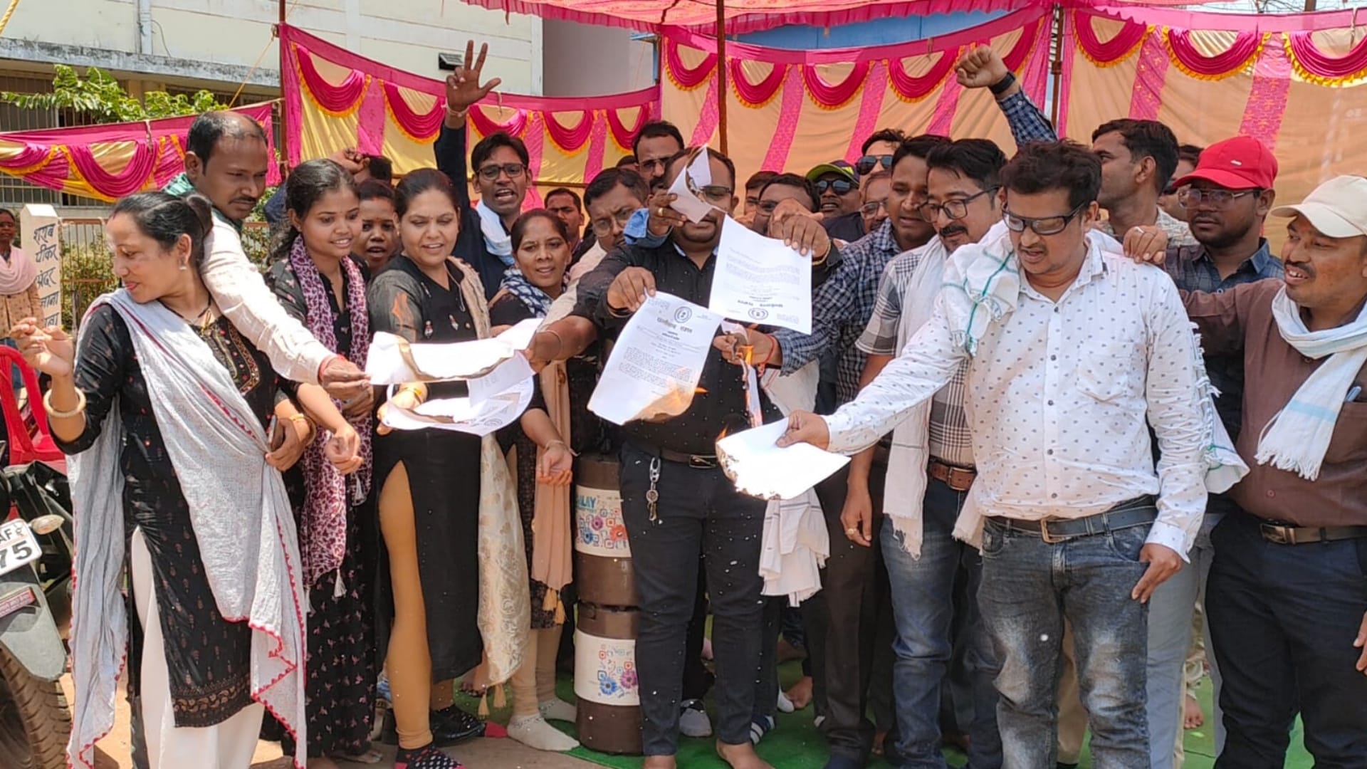 बालोद में पटवारियों ने जलाई एस्मा आदेश की प्रतियां।