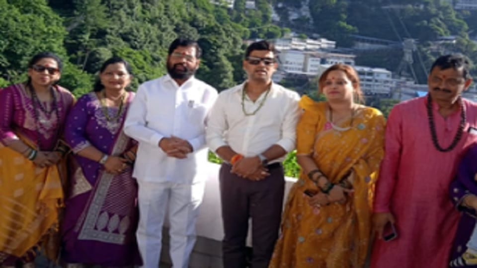 Jammu Kashmir: Maharashtra CM Shinde reached Maa Vaishno Darbar with family, Shrine Board presented chunri
