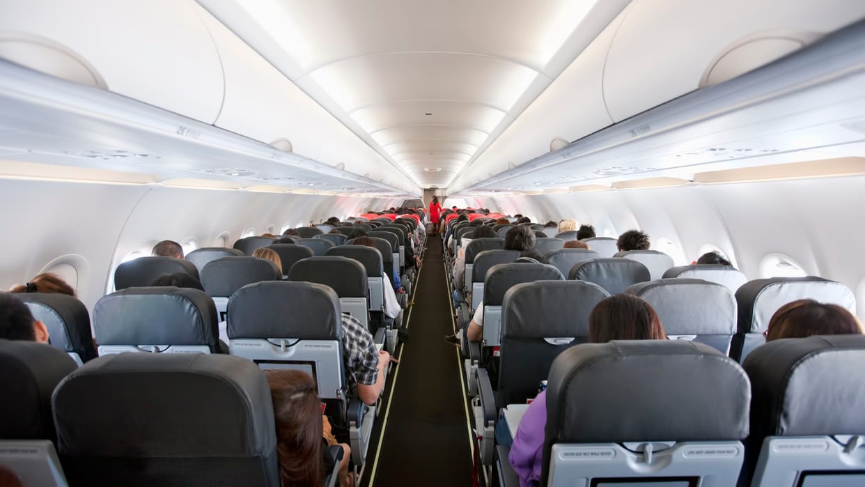 man refuse seat swaping with pregnant woman social media users praise him viral post