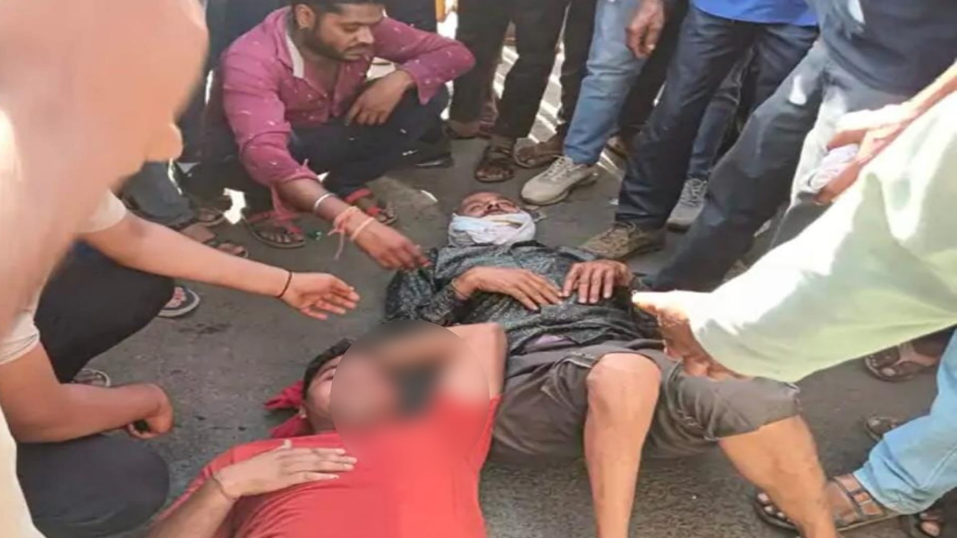 बाप-बेटे को व्यापारियों ने पीटा