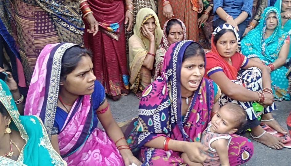 Jam and uproar over laborers death in unnao, report of murder filed on three on fathers Tahrir