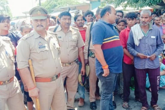 Jam and uproar over laborers death in unnao, report of murder filed on three on fathers Tahrir