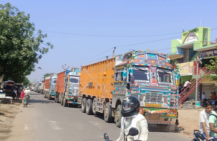 Jam and uproar over laborers death in unnao, report of murder filed on three on fathers Tahrir