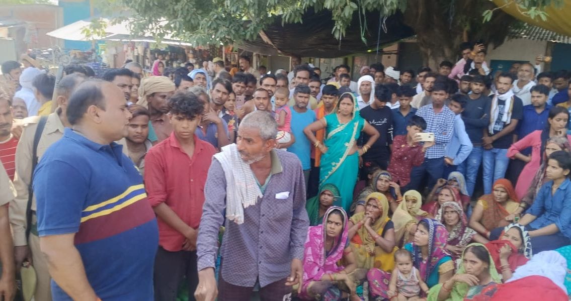 Jam and uproar over laborers death in unnao, report of murder filed on three on fathers Tahrir