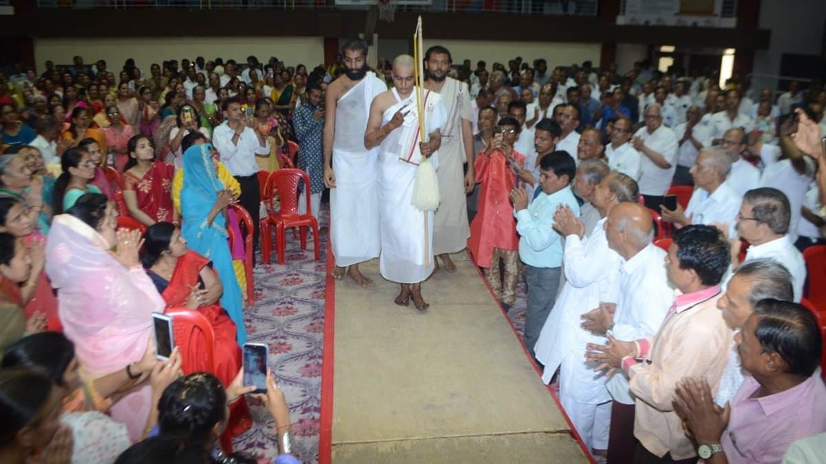 Leaving automobile engineering took initiation jain samaj