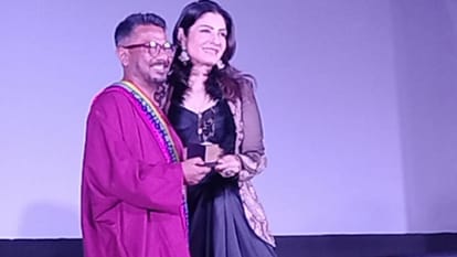 Raveena Tandon Felicitates filmmaker onir with kashish rainbow warrior award for his film pine cone