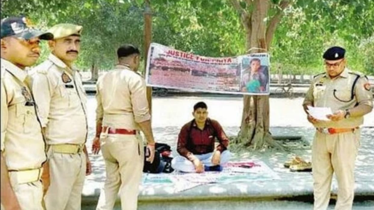 Priya death case: father sits on dharna for CBI investigation.