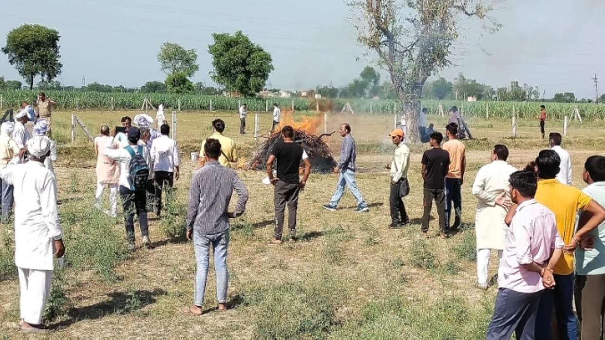 Funeral of criminal Sanjeev Jeeva were performed under police protection in Shamli and see photos