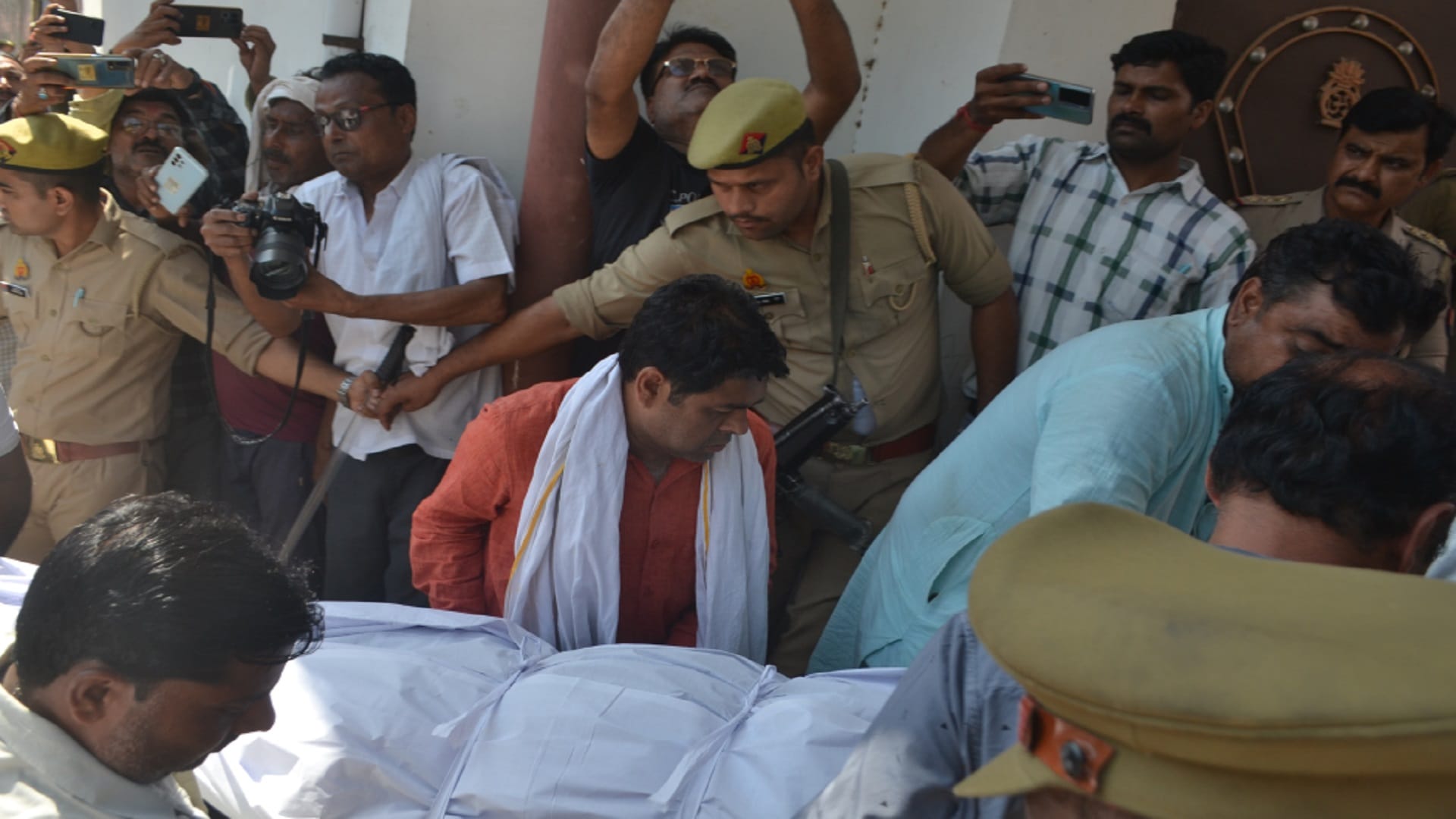 Shamli: Some peoples attended in funeral of Sanjeev Jeeva and police were deployed at various places
