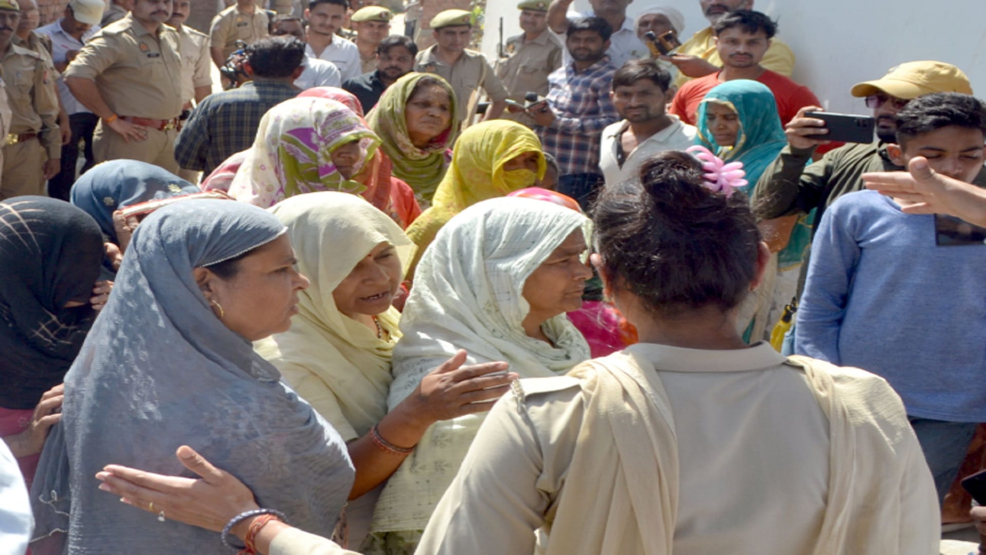 Shamli: Some peoples attended in funeral of Sanjeev Jeeva and police were deployed at various places