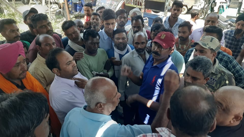 Increased dispute between auto and e rickshaw drivers in Yamunanagar, ruckus outside police station